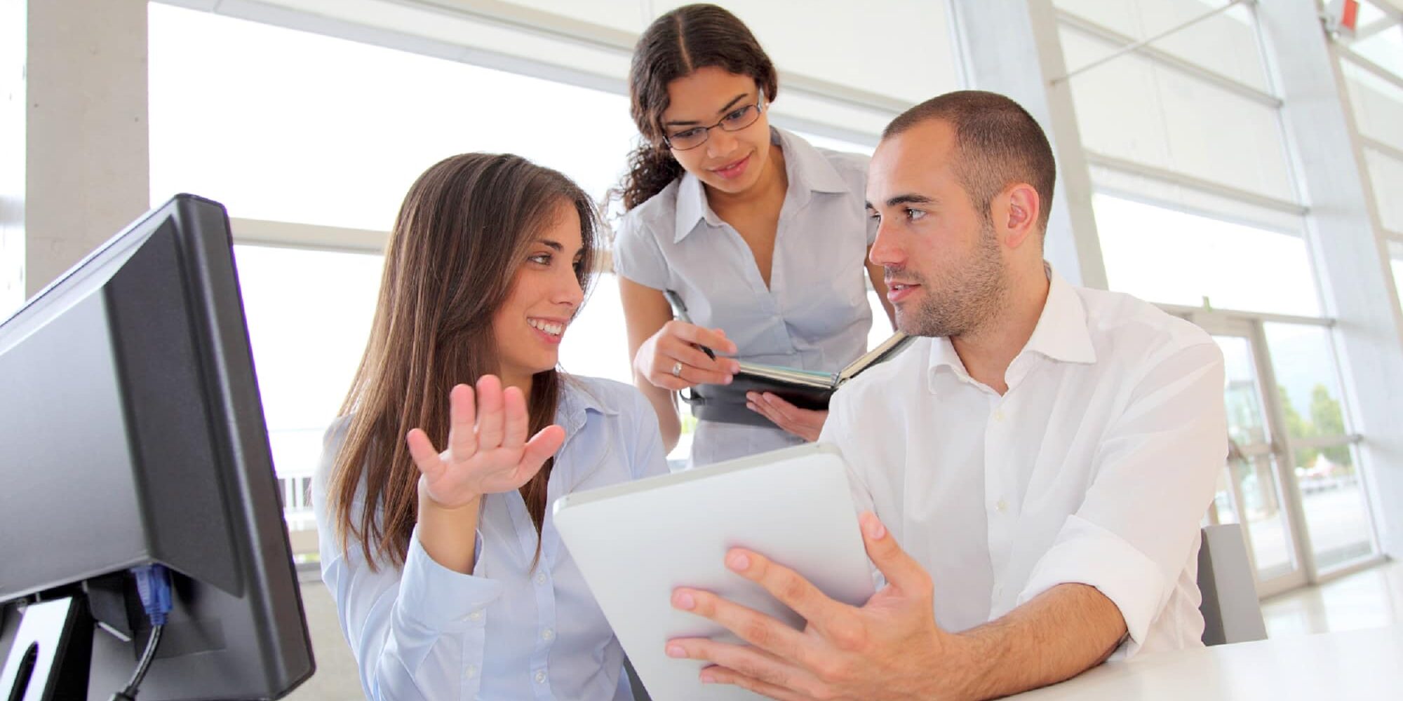 Group of young people in training course indywidualny kurs angielskiego online