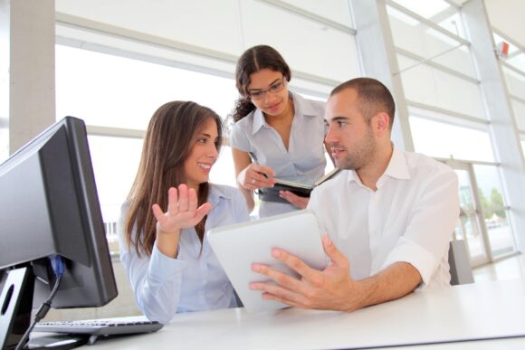 Group of young people in training course indywidualny kurs angielskiego online